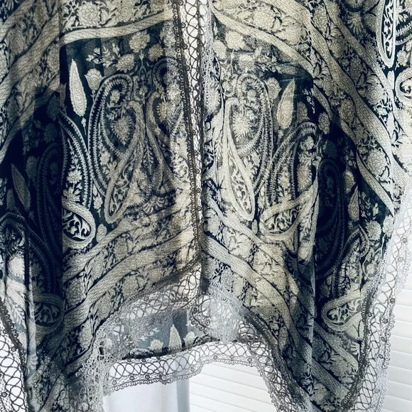 Gorgeous Gray and Black Top - Picture 3 of 6